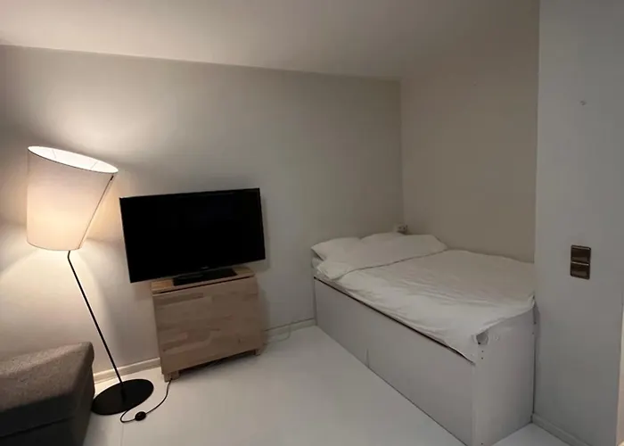 Modern With Balcony In Center *