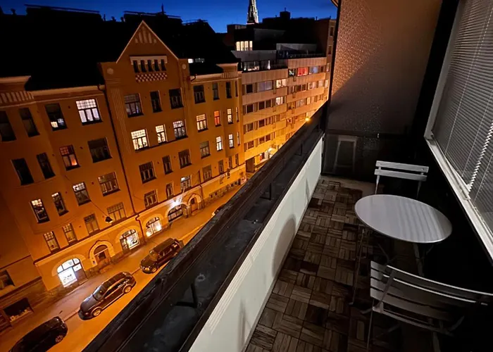 Modern With Balcony In Center *