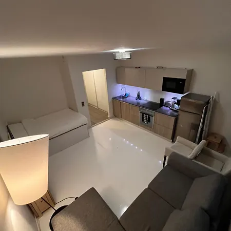 Modern With Balcony In Center *