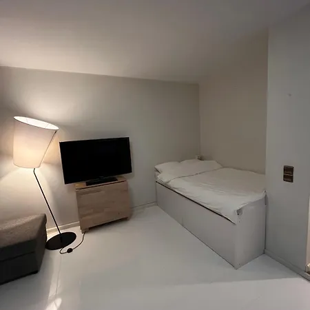 Modern With Balcony In Center *