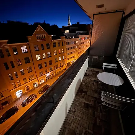 Modern With Balcony In Center *